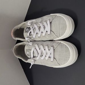 Women's  rozy gray  shoes size 10.